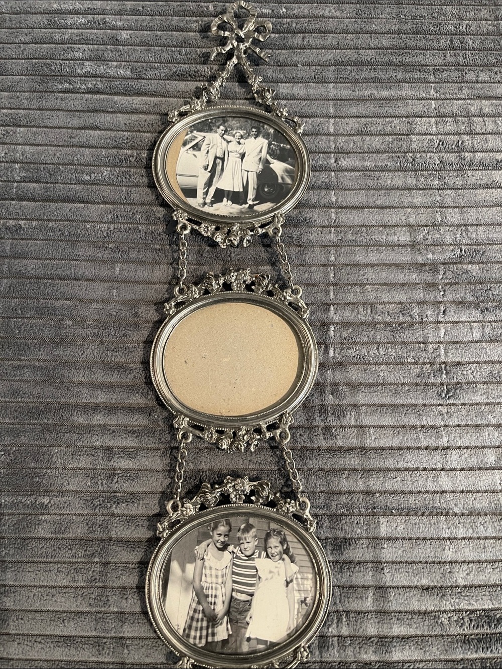 Vintage-Style Triple Oval Wall Frame in Antique Silver